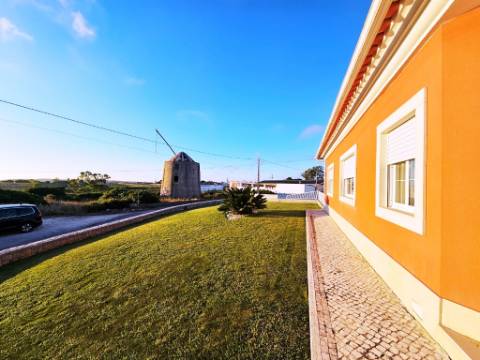 Excelente moradia T4 + 2 com piscina e jardins na Serra Del Rei, Peniche