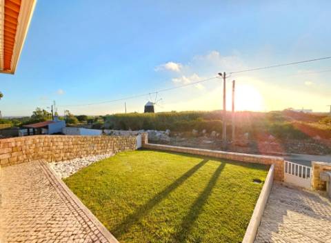 Excelente moradia T4 + 2 com piscina e jardins na Serra Del Rei, Peniche