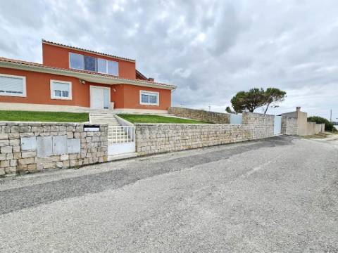 Excelente moradia T4 + 2 com piscina e jardins na Serra Del Rei, Peniche