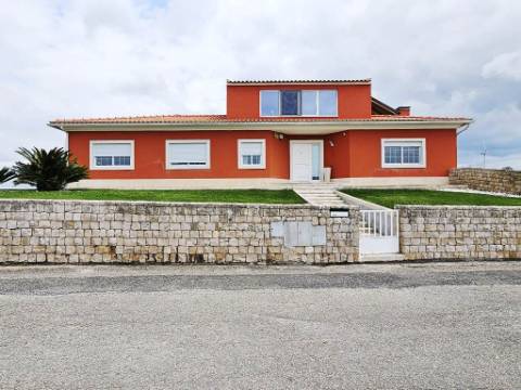 Excelente moradia T4 + 2 com piscina e jardins na Serra Del Rei, Peniche