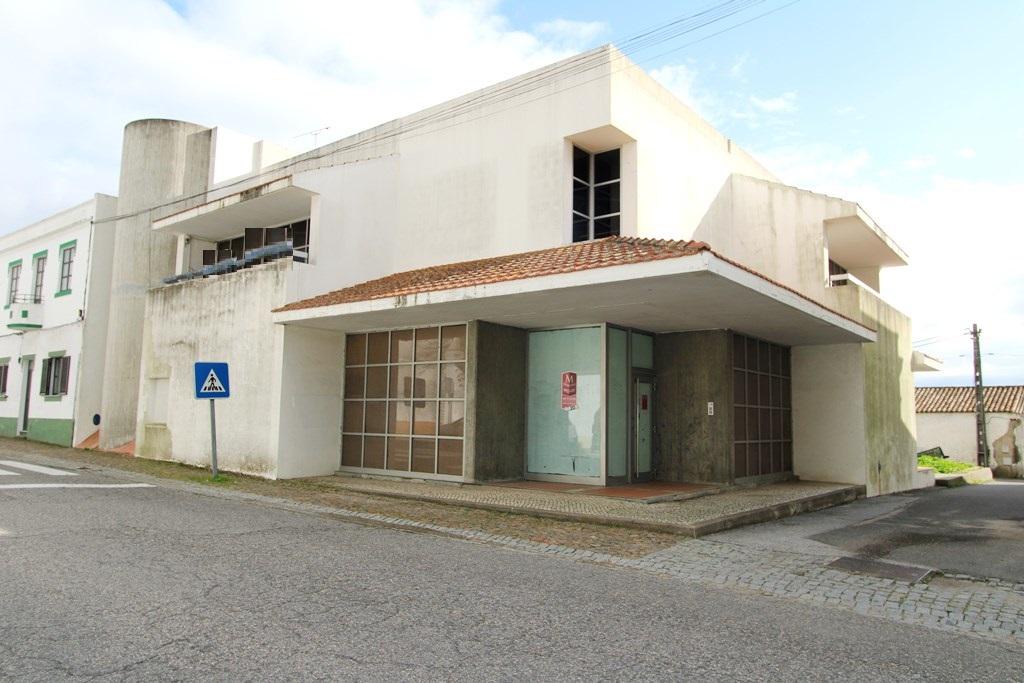 Prédio comercial e serviços, frente N2, em Alcáçovas, Évora