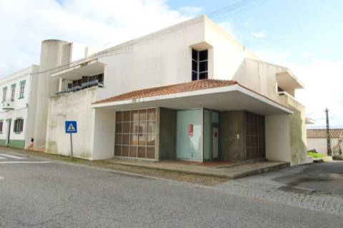 Prédio comercial e serviços, frente N2, em Alcáçovas, Évora