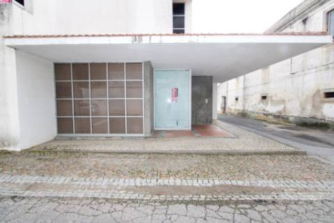 Prédio comercial e serviços, frente N2, em Alcáçovas, Évora