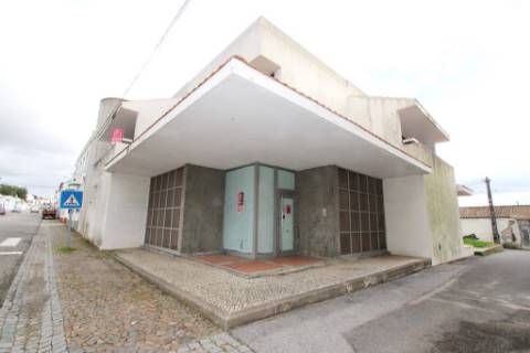 Prédio comercial e serviços, frente N2, em Alcáçovas, Évora