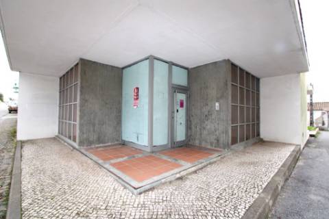 Prédio comercial e serviços, frente N2, em Alcáçovas, Évora