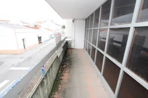 Prédio comercial e serviços, frente N2, em Alcáçovas, Évora