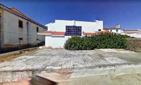 Prédio comercial e serviços, frente N2, em Alcáçovas, Évora