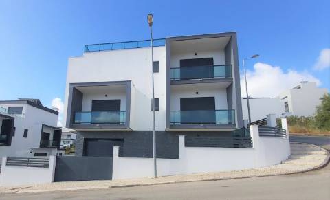 Moradia V5 + 3 em Famões com piscina e Box para 4 carros