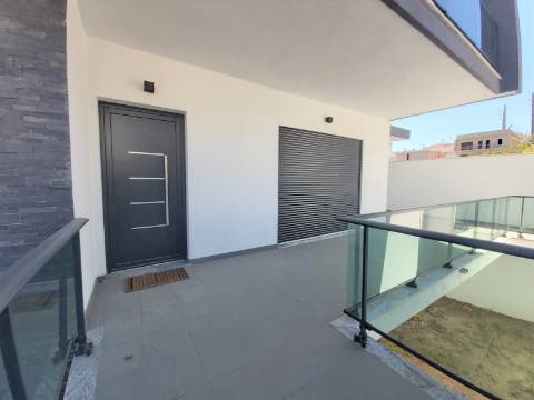 Moradia V5 + 3 em Famões com piscina e Box para 4 carros