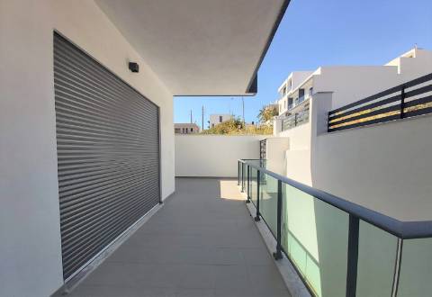 Moradia V5 + 3 em Famões com piscina e Box para 4 carros