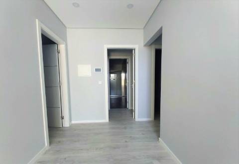 Moradia V5 + 3 em Famões com piscina e Box para 4 carros