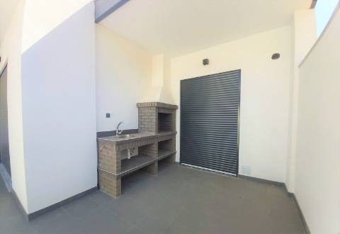 Moradia V5 + 3 em Famões com piscina e Box para 4 carros