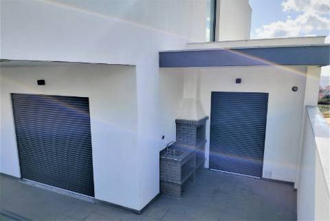 Moradia V5 + 3 em Famões com piscina e Box para 4 carros