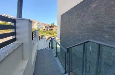 Moradia V5 + 3 em Famões com piscina e Box para 4 carros