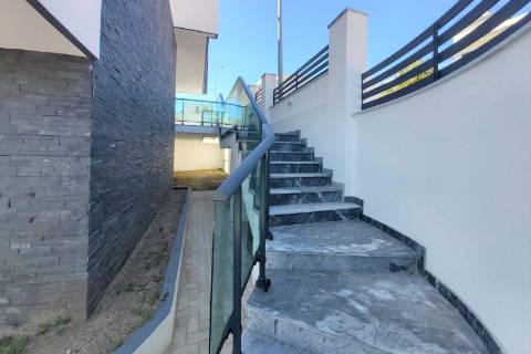 Moradia V5 + 3 em Famões com piscina e Box para 4 carros