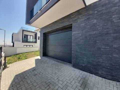 Moradia V5 + 3 em Famões com piscina e Box para 4 carros