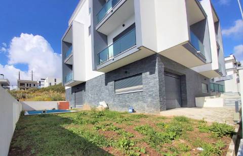 Moradia V5 + 3 em Famões com piscina e Box para 4 carros