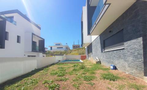 Moradia V5 + 3 em Famões com piscina e Box para 4 carros