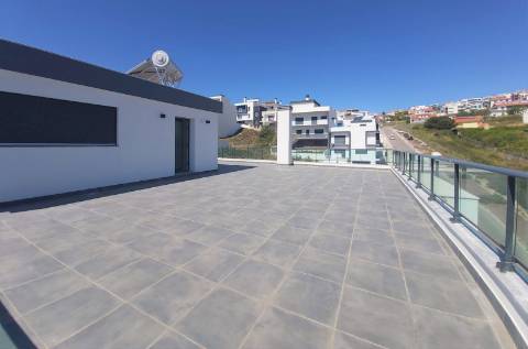 Moradia V5 + 3 em Famões com piscina e Box para 4 carros