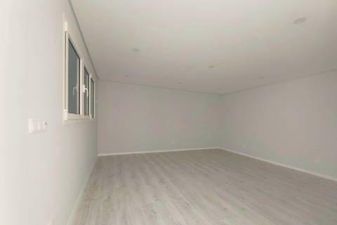 Moradia V5 + 3 em Famões com piscina e Box para 4 carros