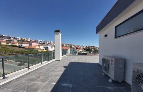 Moradia V5 + 3 em Famões com piscina e Box para 4 carros