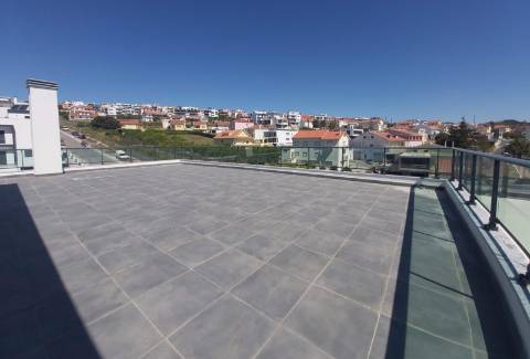 Moradia V5 + 3 em Famões com piscina e Box para 4 carros