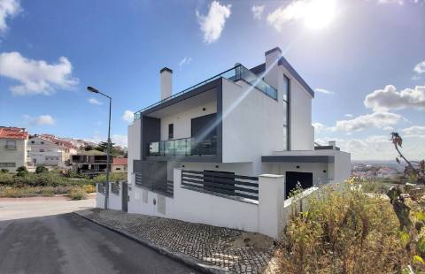 Moradia V5 + 3 em Famões com piscina e Box para 4 carros