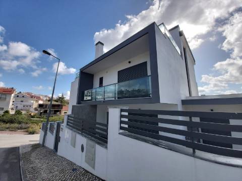 Moradia V5 + 3 em Famões com piscina e Box para 4 carros