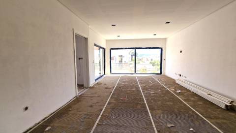 APARTAMENTO T3 NOVO - CONDOMINIO FECHADO - PISCINA - BOX - LOURES