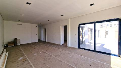 APARTAMENTO T3 NOVO - CONDOMINIO FECHADO - PISCINA - BOX - LOURES