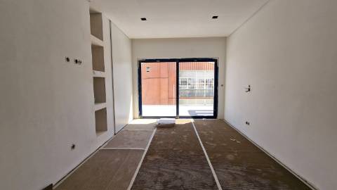 APARTAMENTO T3 NOVO - CONDOMINIO FECHADO - PISCINA - BOX - LOURES
