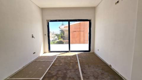 APARTAMENTO T3 NOVO - CONDOMINIO FECHADO - PISCINA - BOX - LOURES