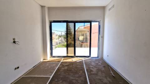 APARTAMENTO T3 NOVO - CONDOMINIO FECHADO - PISCINA - BOX - LOURES