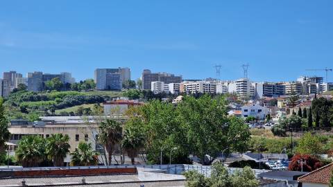 APARTAMENTO T3 NOVO - CONDOMINIO FECHADO - PISCINA - BOX - LOURES