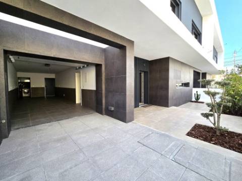 Condominio de Moradias Geminadas com Piscina - Loures