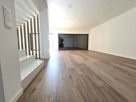 Condominio de Moradias Geminadas com Piscina - Loures