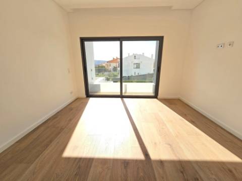 Condominio de Moradias Geminadas com Piscina - Loures