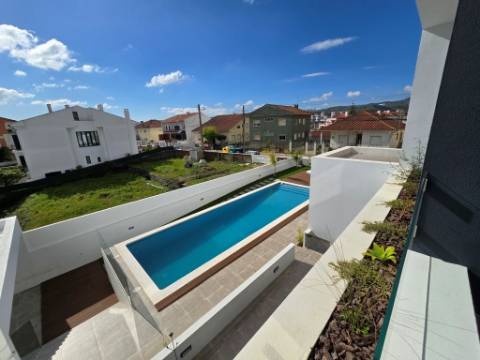 Condominio de Moradias Geminadas com Piscina - Loures