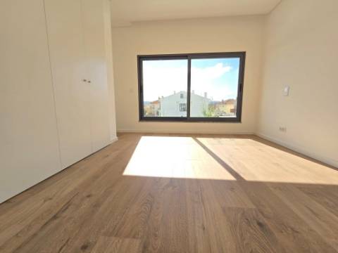 Condominio de Moradias Geminadas com Piscina - Loures