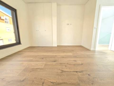 Condominio de Moradias Geminadas com Piscina - Loures