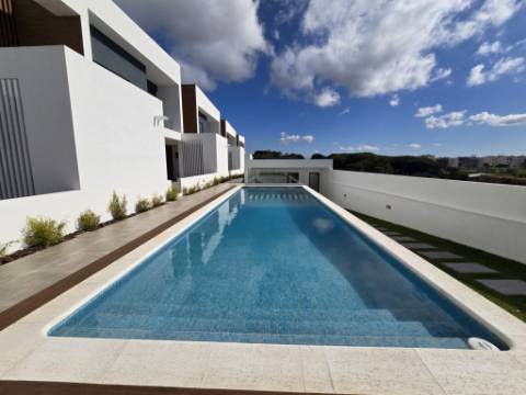 Condominio de Moradias Geminadas com Piscina - Loures