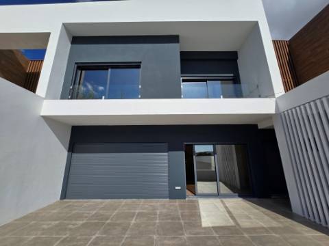 Condominio de Moradias Geminadas com Piscina - Loures