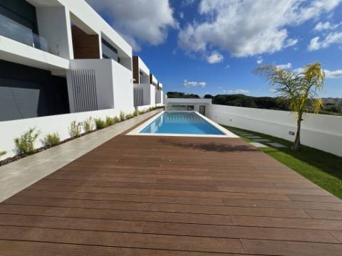 Condominio de Moradias Geminadas com Piscina - Loures