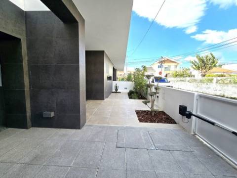 Condominio de Moradias Geminadas com Piscina - Loures