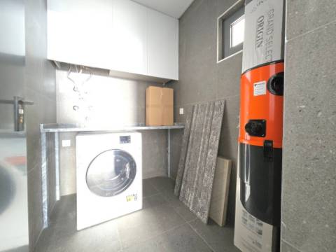 Condominio de Moradias Geminadas com Piscina - Loures