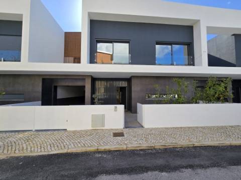 Condominio de Moradias Geminadas com Piscina - Loures