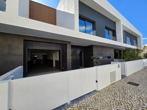 Condominio de Moradias Geminadas com Piscina - Loures