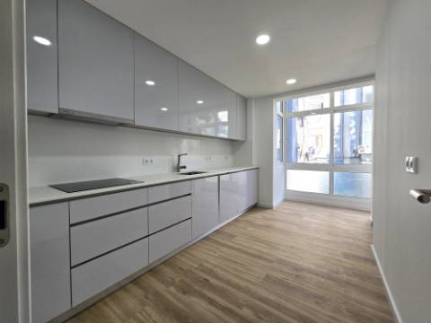 Apartamento T3 - Reboleira - Totalmente remodelado- Próximo de transportes.