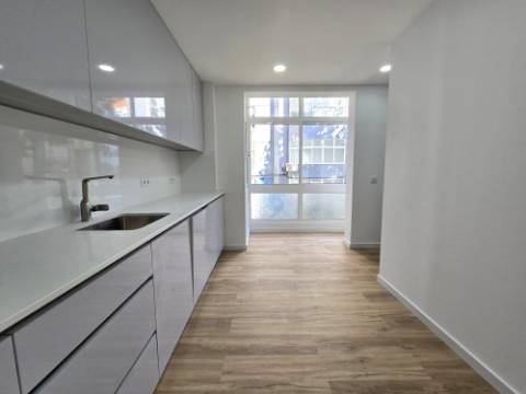 Apartamento T3 - Reboleira - Totalmente remodelado- Próximo de transportes.