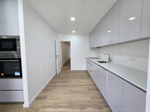 Apartamento T3 - Reboleira - Totalmente remodelado- Próximo de transportes.